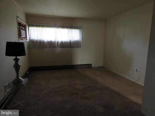 35 PARKSIDE CIR, Levittown, PA 19056