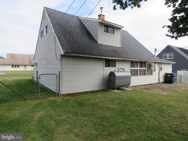 35 PARKSIDE CIR, Levittown, PA 19056