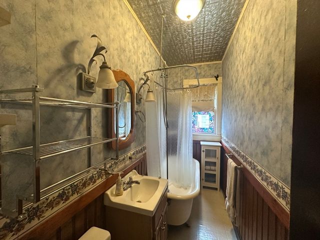 15 Crowley St, Lowell, MA 01852