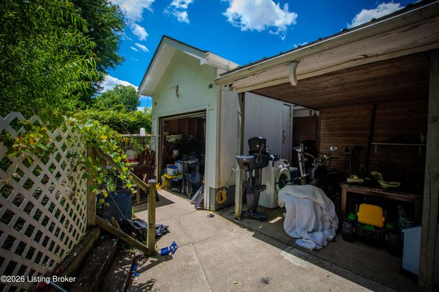 5611 Ailanthus Trail, Louisville, KY 40219