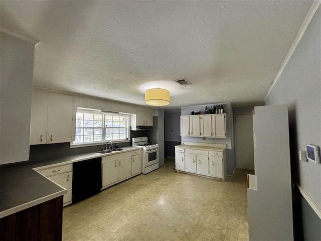 140 Gill Rd, Moss Bluff, LA 70611