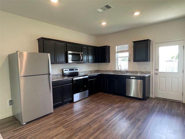 532 Peony CT, Jarrell, TX 76537