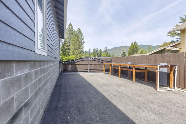 965 NW Valley View Drive, Grants Pass, OR 97526