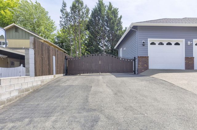 965 NW Valley View Drive, Grants Pass, OR 97526