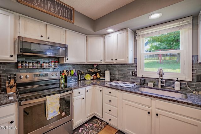 606 Steeplechase Drive, Johnson City, TN 37601