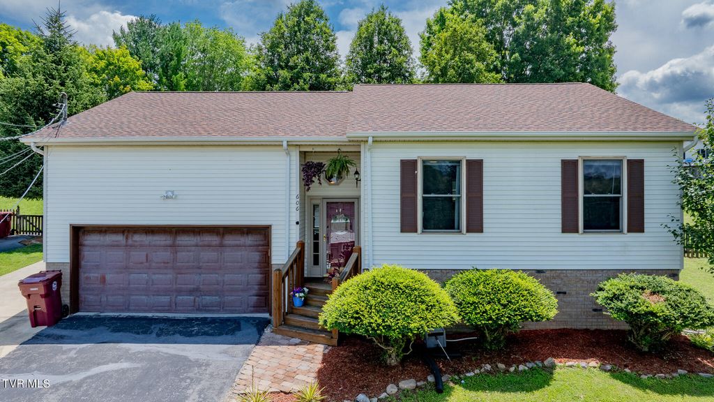 606 Steeplechase Drive, Johnson City, TN 37601
