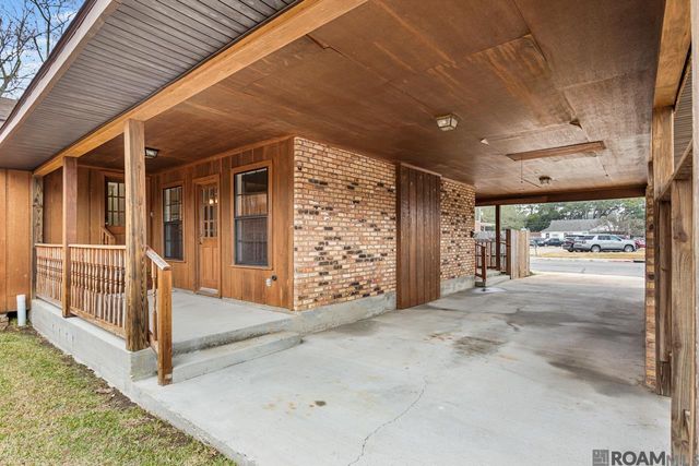 607 Court St, Port Allen, LA 70767