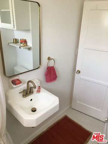 2514 W Chandler Boulevard, Burbank, CA 91505