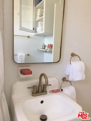 2514 W Chandler Boulevard, Burbank, CA 91505