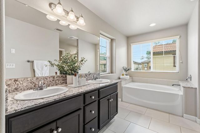 1568 Lambourn Way, Clovis, CA 93619