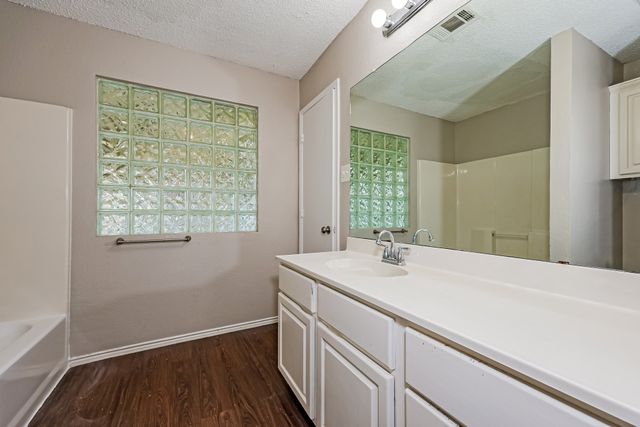 606 Plainview Drive, Mansfield, TX 76063