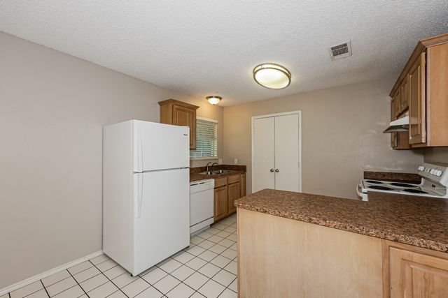 606 Plainview Drive, Mansfield, TX 76063