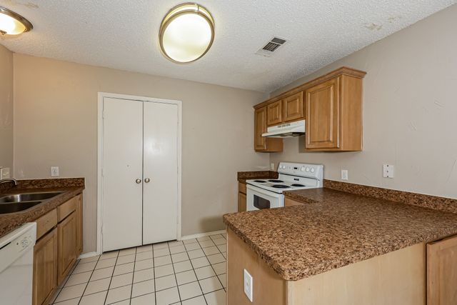606 Plainview Drive, Mansfield, TX 76063