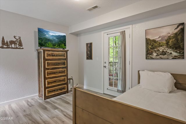 537 Johnson Ln Apt 1, Gatlinburg, TN 37738