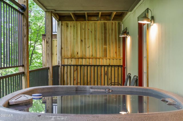537 Johnson Ln Apt 1, Gatlinburg, TN 37738