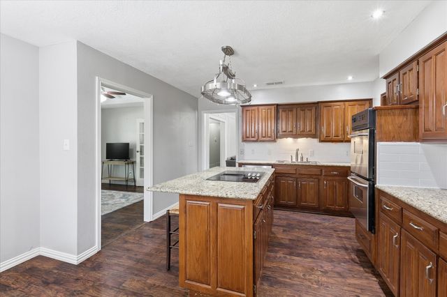 2008 Iron Horse Court, Arlington, TX 76017