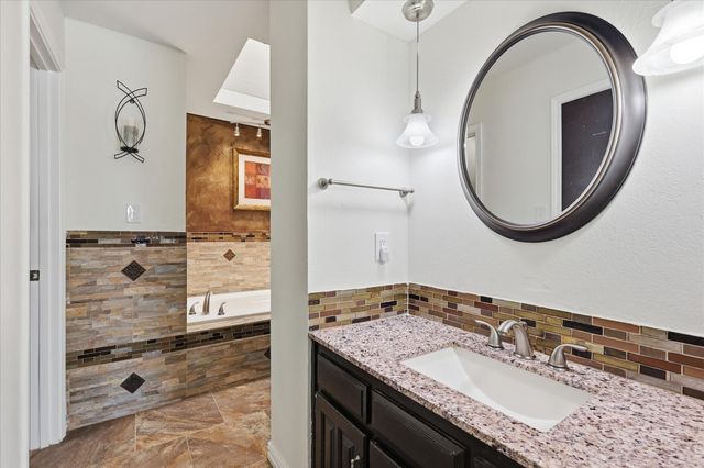 2008 Iron Horse Court, Arlington, TX 76017