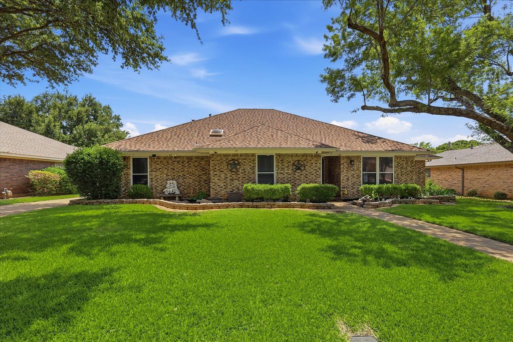 2008 Iron Horse Court, Arlington, TX 76017