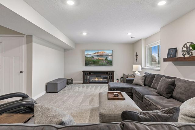 2040 Diamond Lane, Lino Lakes, MN 55038