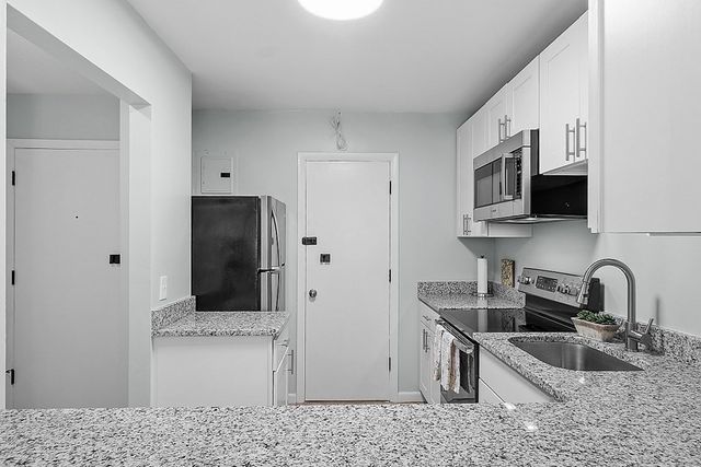 29 Custer St 201, Boston, MA 02130