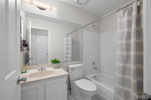 12792 Bennington Common Lane, St Louis, MO 63146