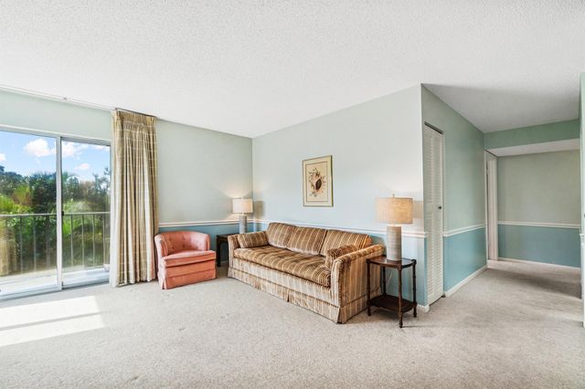 1805 Fairview Villas Drive 3, Palm Springs, FL 33406