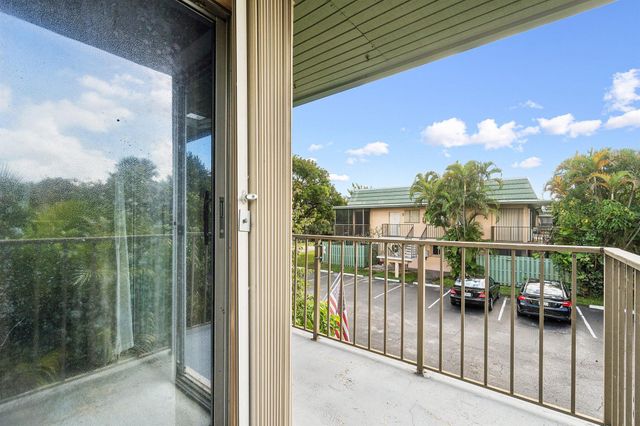 1805 Fairview Villas Drive 3, Palm Springs, FL 33406