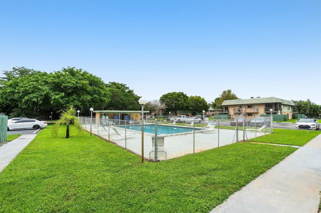 1805 Fairview Villas Drive 3, Palm Springs, FL 33406