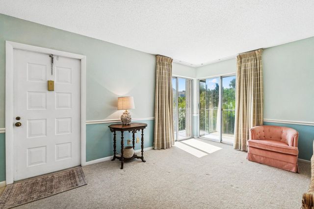 1805 Fairview Villas Drive 3, Palm Springs, FL 33406