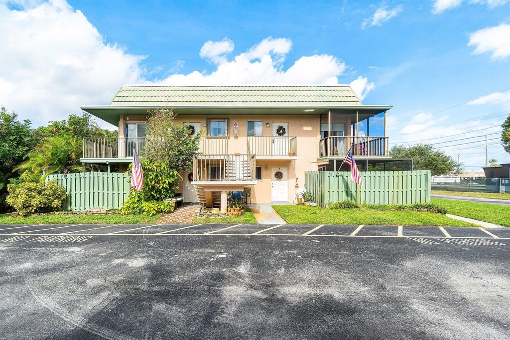 1805 Fairview Villas Drive 3, Palm Springs, FL 33406