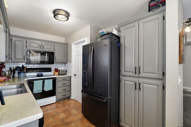 1813 Edgewood Drive, Aurora, MO 65605