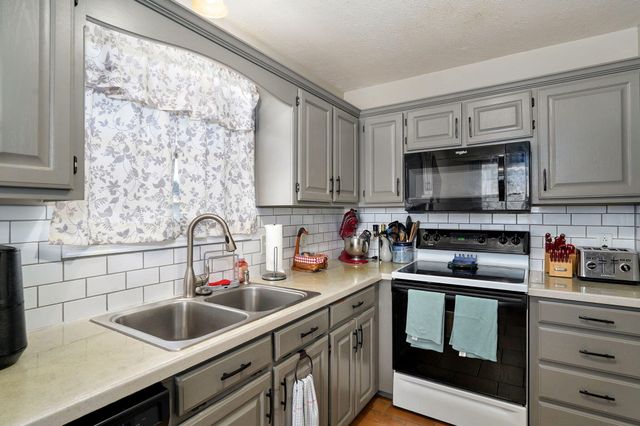 1813 Edgewood Drive, Aurora, MO 65605