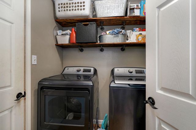 1813 Edgewood Drive, Aurora, MO 65605