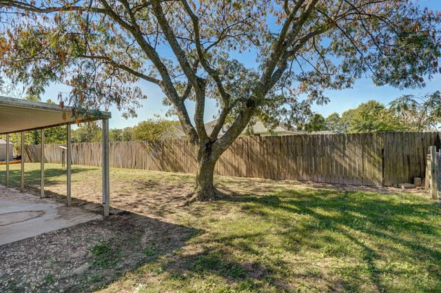 1813 Edgewood Drive, Aurora, MO 65605