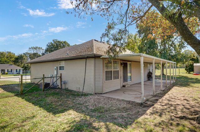 1813 Edgewood Drive, Aurora, MO 65605