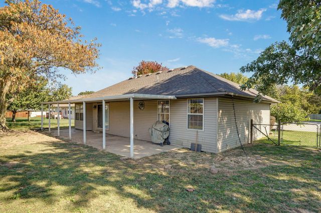 1813 Edgewood Drive, Aurora, MO 65605