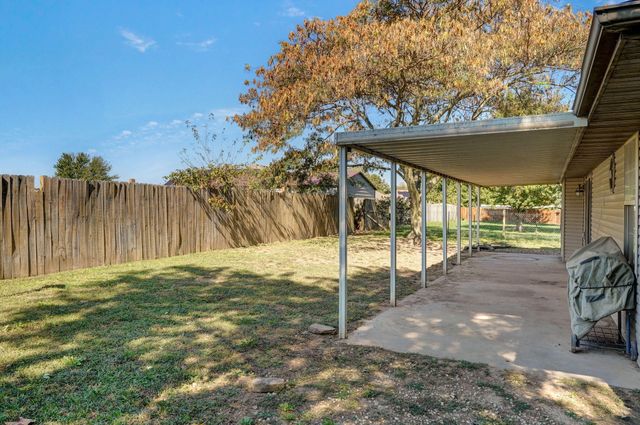 1813 Edgewood Drive, Aurora, MO 65605