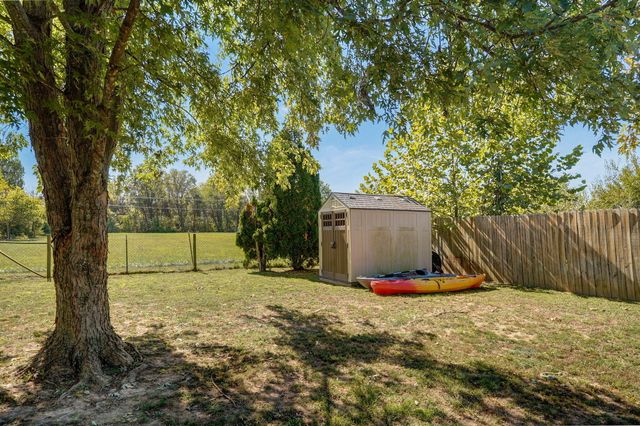 1813 Edgewood Drive, Aurora, MO 65605