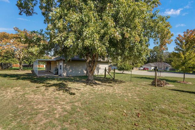 1813 Edgewood Drive, Aurora, MO 65605