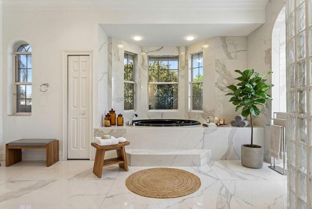 Image 17 of property listing at 12633 CROWN POINT CIRCLE, Clermont, FL 34711