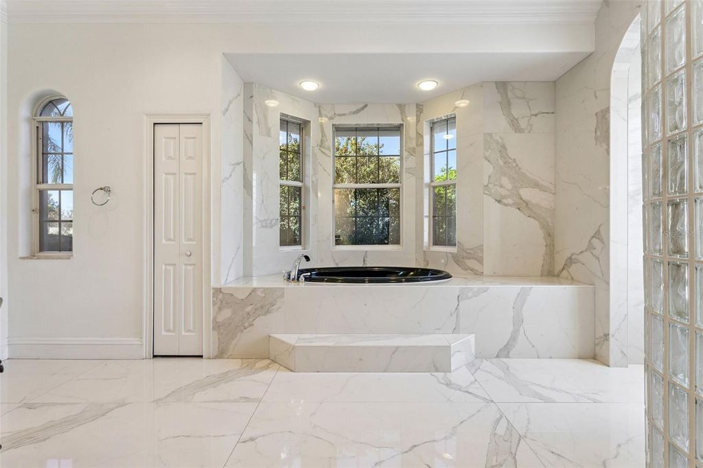 Image 18 of property listing at 12633 CROWN POINT CIRCLE, Clermont, FL 34711