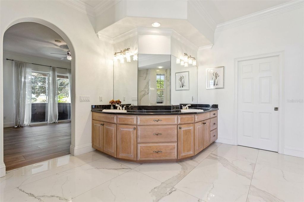 Image 19 of property listing at 12633 CROWN POINT CIRCLE, Clermont, FL 34711