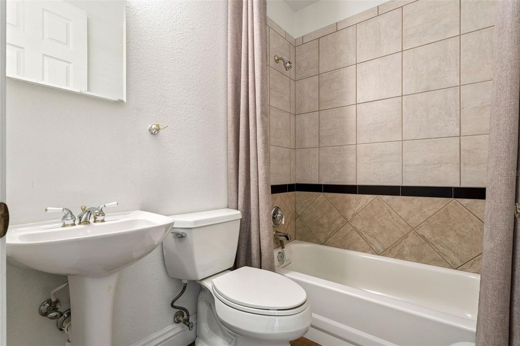 Image 55 of property listing at 12633 CROWN POINT CIRCLE, Clermont, FL 34711