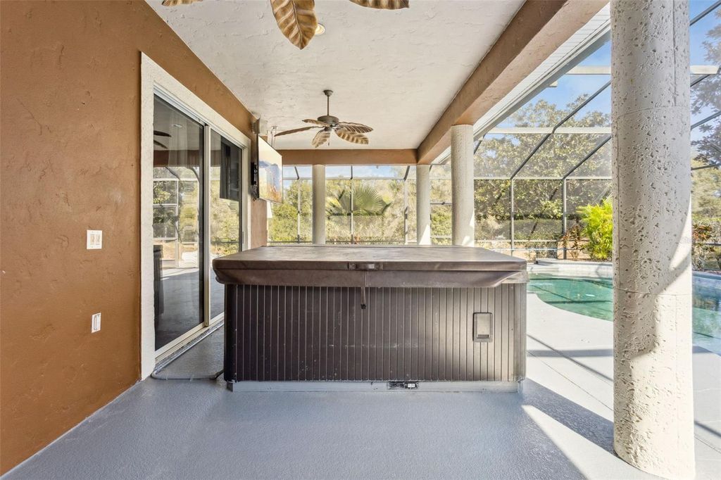 Image 65 of property listing at 12633 CROWN POINT CIRCLE, Clermont, FL 34711