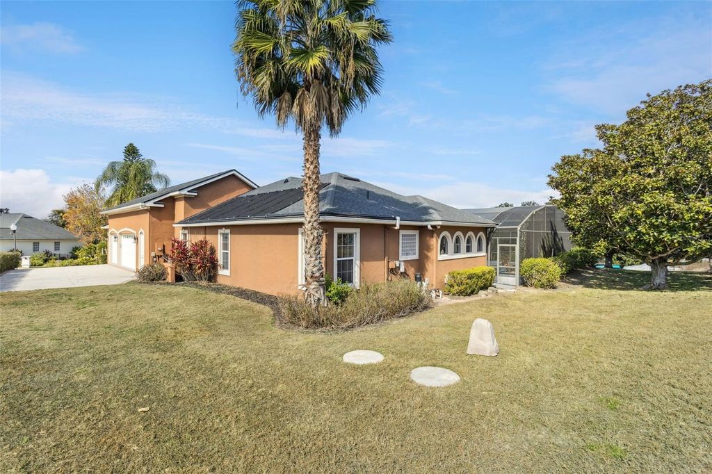 Image 66 of property listing at 12633 CROWN POINT CIRCLE, Clermont, FL 34711