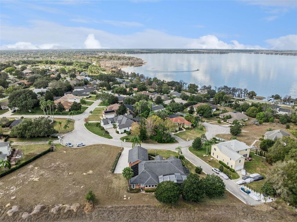 Image 73 of property listing at 12633 CROWN POINT CIRCLE, Clermont, FL 34711