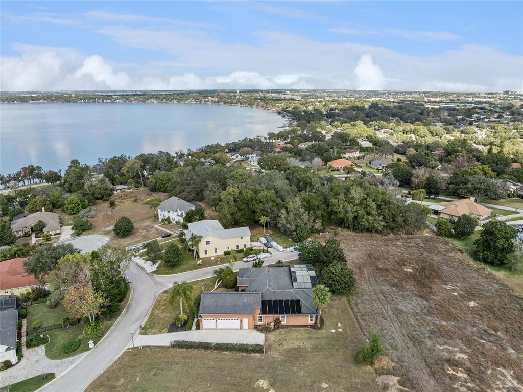 Image 75 of property listing at 12633 CROWN POINT CIRCLE, Clermont, FL 34711