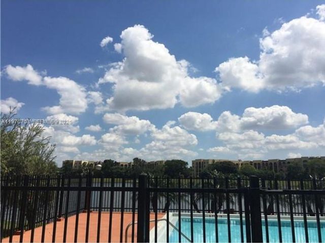 9688 Fontainebleau Blvd 409, Miami, FL 33172