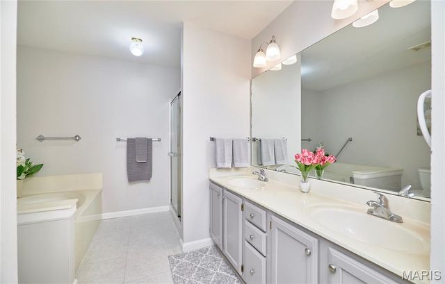 130 Southern Oaks Drive 48B, St Charles, MO 63303