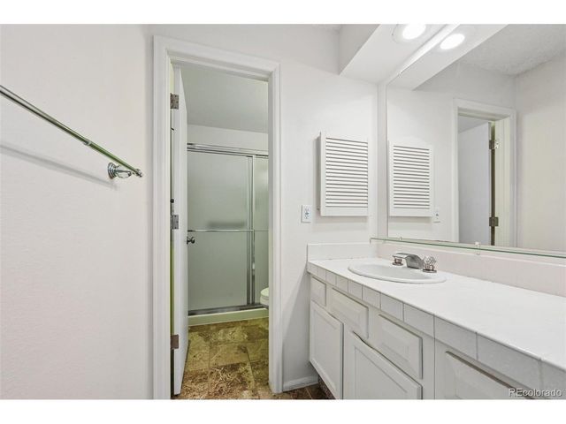 82 S Eagle Cir, Aurora, CO 80012